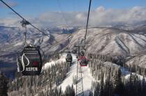 De bondinho, atravessando as montanhas nevadas de Aspen, no Colorado, nos Estados Unidos